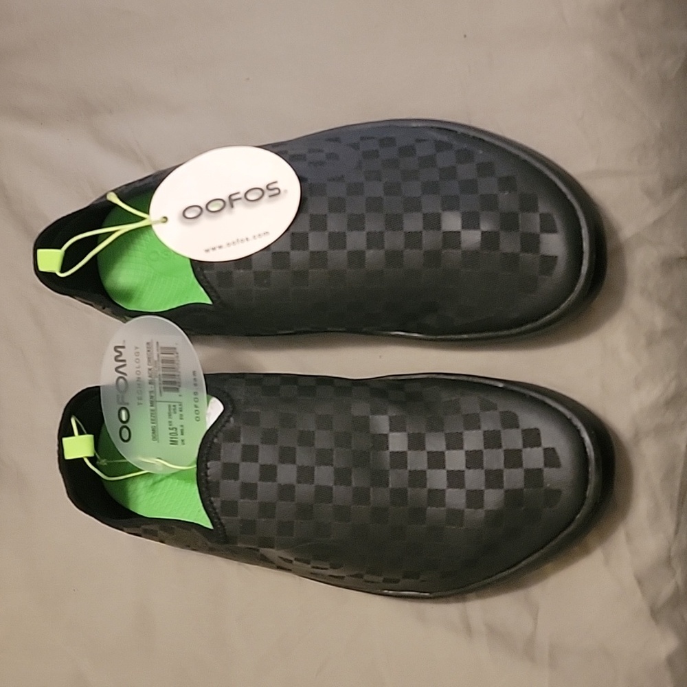 Men's Oofos Oomg Size 10.5 Black checkered.